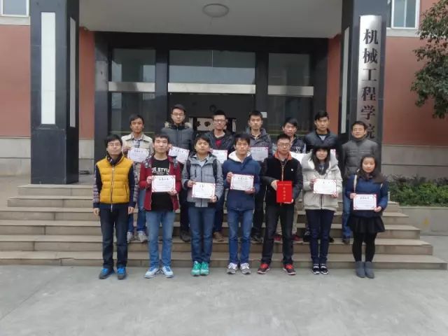 2015指导全国应用型人才综合技能大赛与获奖学生合影留念_Jc.jpg 图片